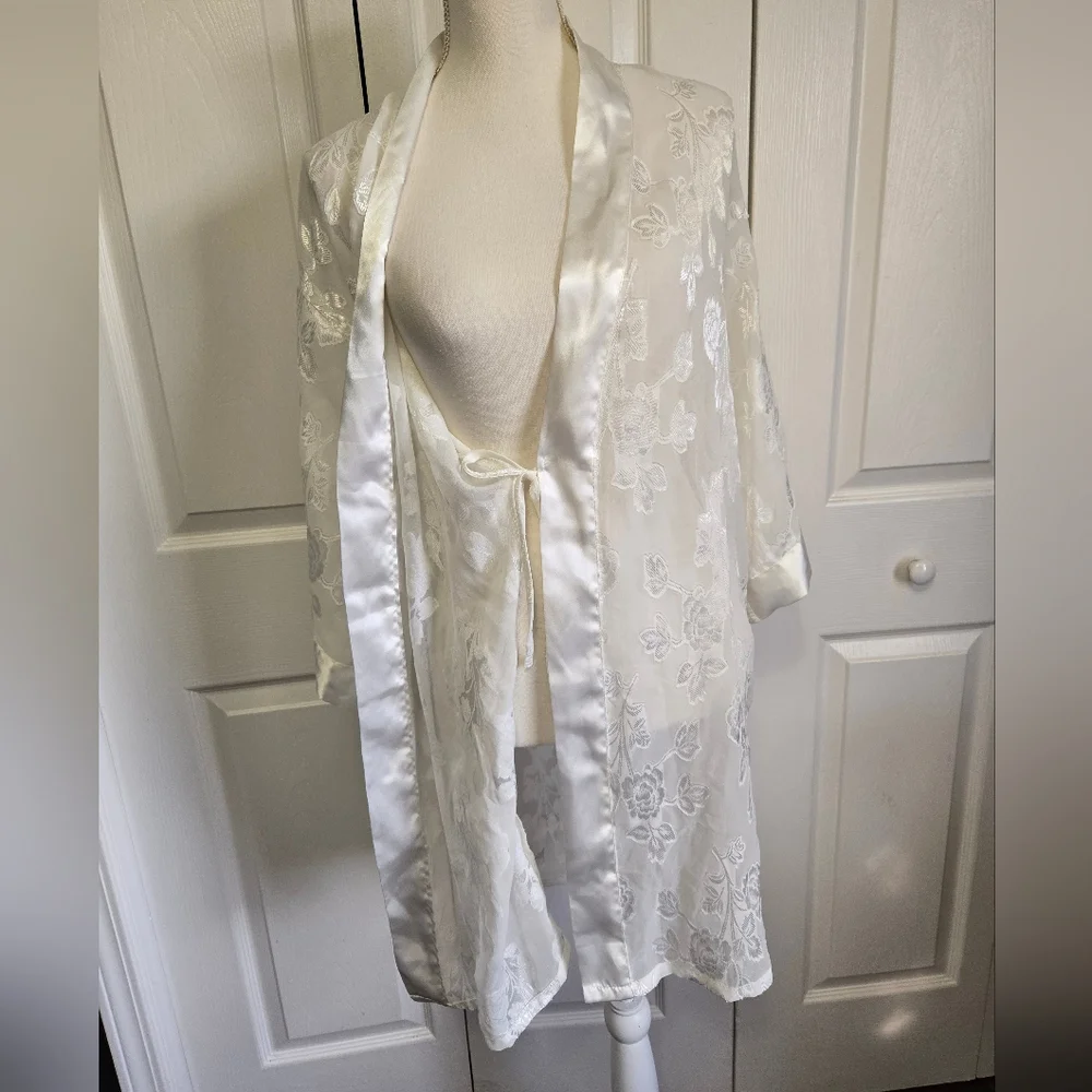 Vintage 1990s Y2k Dominique Simone Elegant White Floral Kimono Robe